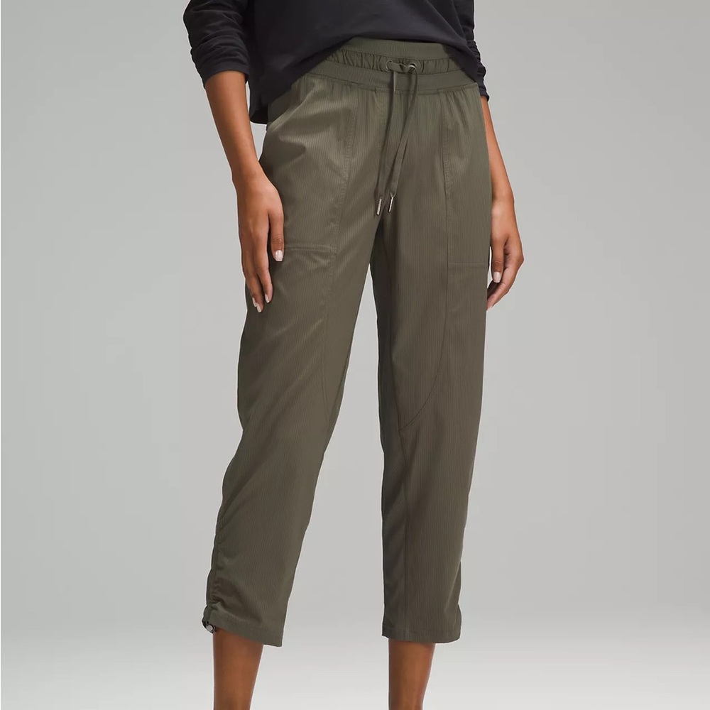 Lulu lemon cropped dance studio pants in Army Green Color EUC size 10